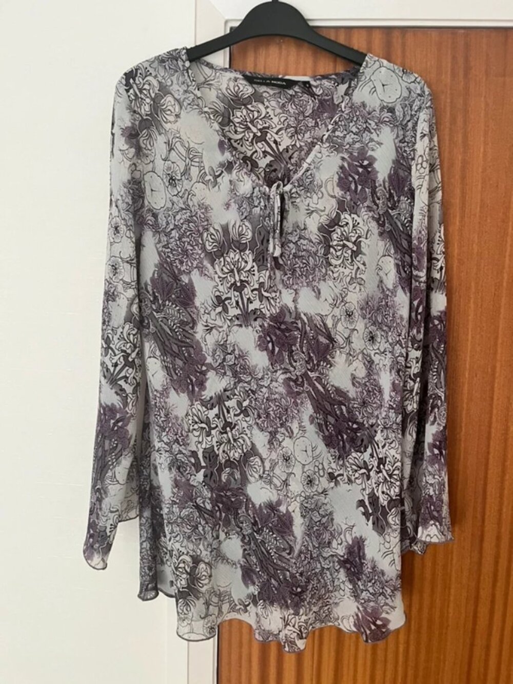 Bella moda grey floral top